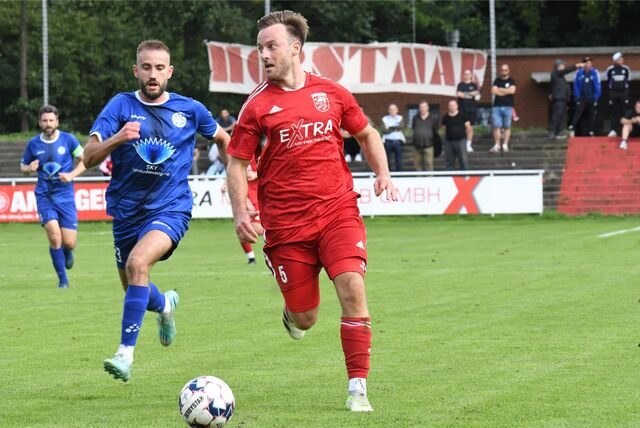 Benjamin Teichmöller sprintet mit dem Ball am Fuß.