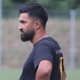 Ataley Cicek schaut auf das Spielfeld.