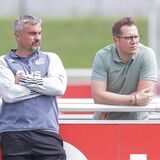22.08.2023, Fussball, Saison 2022/2023, 2. Bundesliga, Training FC Schalke 04, v. l. Cheftrainer Thomas Reis (FC Schalke 04), Sportdirektor André Hechelmann (FC Schalke 04)