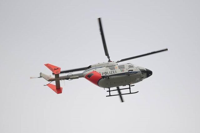 Ein Polizei-Hubschrauber kreiste am Montagabend über dem Stadthafen in Lünen.