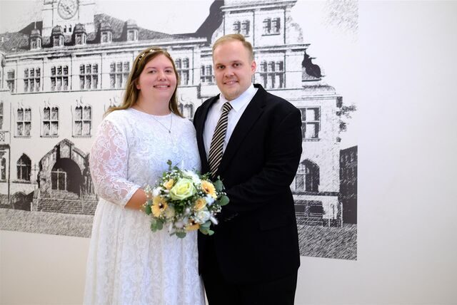 Leah Maria Kujath und Philip Kosfeld im Trauzimmer des Rathauses in Recklinghausen kurz nach ihrem Jawort.