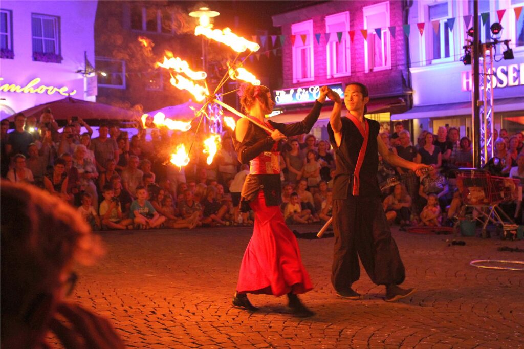 Lumino wird in diesem Jahr nicht beim Straßenfestival dabei sein, mit Fenfire gibt es aber dennoch eine Feuershow. Lumino wird in diesem Jahr nicht beim Straßenfestival dabei sein, mit Fenfire gibt es aber dennoch eine Feuershow.