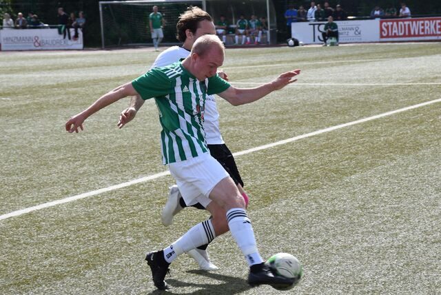 Felix Schröder schießt den Ball.