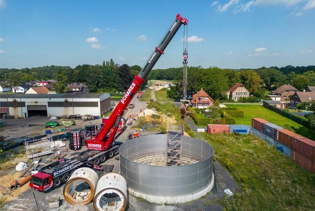 Nach dem Durchstich hoben Spezialisten die Tunnelbohrmaschine aus der 17 Meter tiefen Zielgrube.