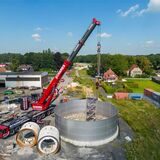 Nach dem Durchstich hoben Spezialisten die Tunnelbohrmaschine aus der 17 Meter tiefen Zielgrube.