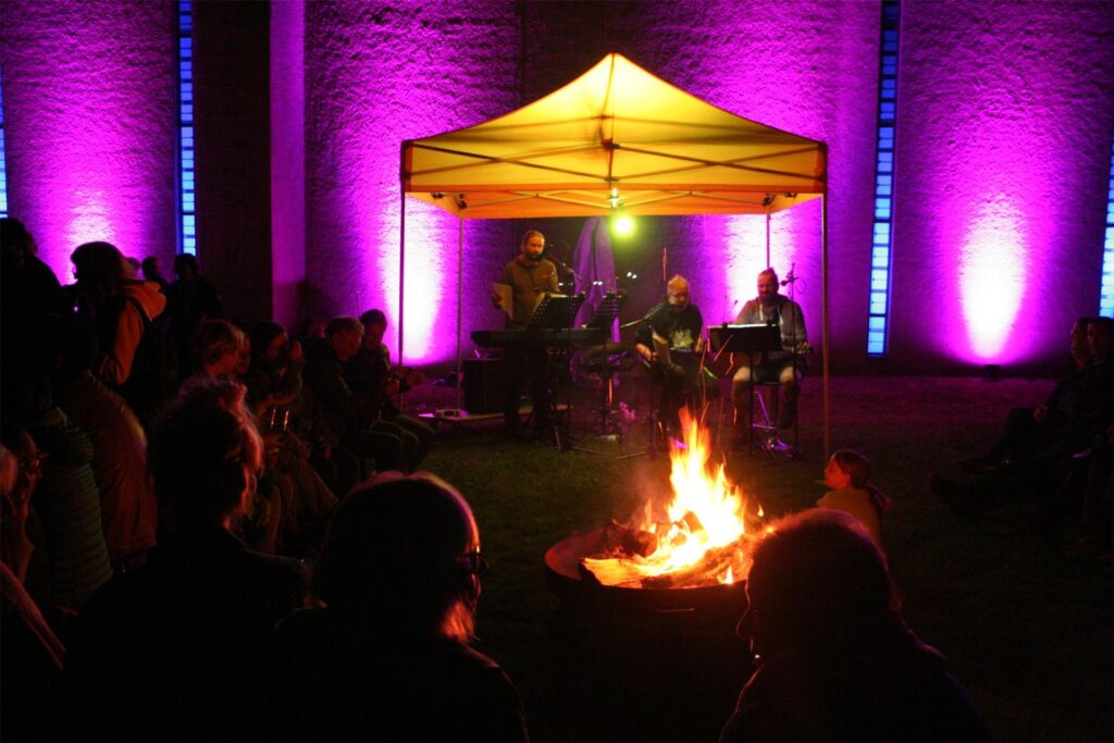 Lagerfeuer beim Gemeindefest in Holzen Lagerfeuer beim Gemeindefest in Holzen