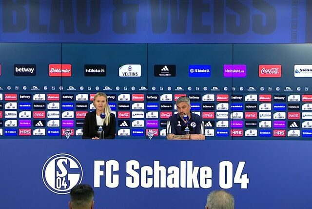 Vor dem Spiel gegen Wehen Wiesbaden fan in der Veltins-Arena eine Pressekonferenz mit Cheftrainer Thomas Reis statt.