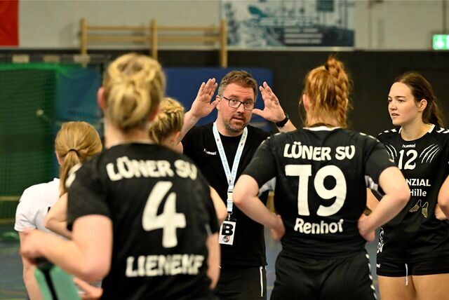 Marcel Mai und die Handballerinnen des Lüner SV besprechen sich.