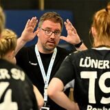 Marcel Mai und die Handballerinnen des Lüner SV besprechen sich.