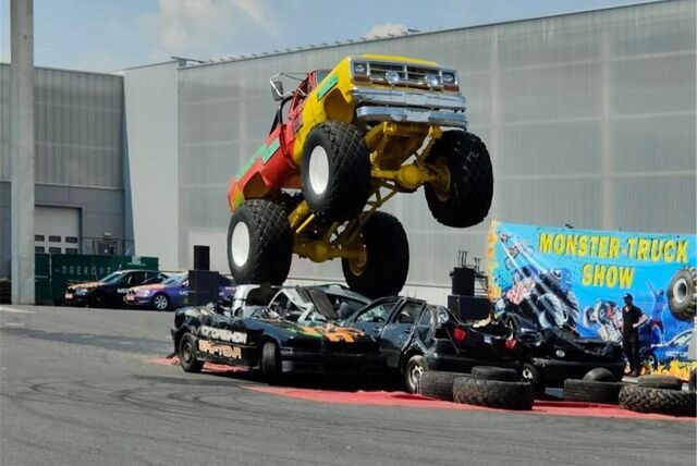 Auf dem Bild sieht man einen Monstertruck