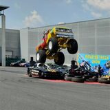 Auf dem Bild sieht man einen Monstertruck