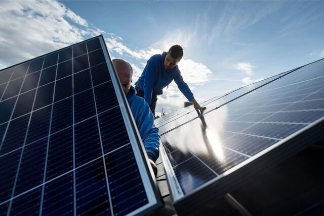 Photovoltaikanlagen werden aktuell auf vielen Dächern angebracht.
