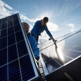 Photovoltaikanlagen werden aktuell auf vielen Dächern angebracht.