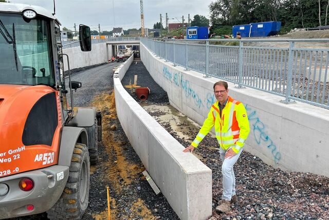 Jürgen Busch vom Kreis Unna an der Unterführung für die neue Südkamener Spange. Das Bauwerk steht vor der Fertigstellung.