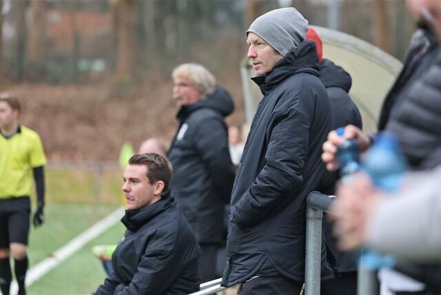 Florian Bartel (l.) und Axel Schmeing schauen auf das Spielfeld.