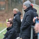 Florian Bartel (l.) und Axel Schmeing schauen auf das Spielfeld.