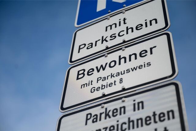 Solche Schilder wünschen sich viele Anwohner in Holzwickedes Norden. Reisende des Dortmunder Flughafens nehmen ihnen die Parkplätze weg.