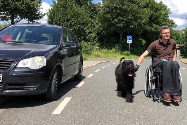 Christian Baran muss mitten über die Straße fahren, um dieses illegal geparkte Auto zu umrunden.