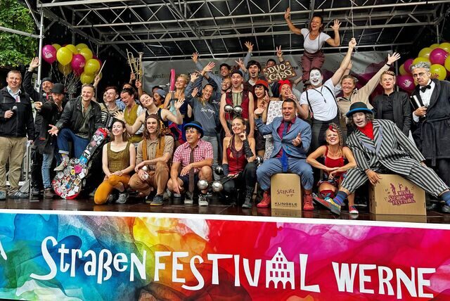 Die Eröffnung des Straßenfestivals Werne fand Freitag, 1. September, auf der Bühne Kirchplatz statt. Trotz des Regens war die Laune gut.