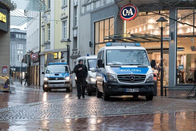 Polizeiautos stehen in der Gelsenkirchener Innenstadt