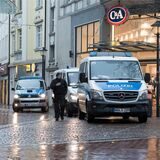 Polizeiautos stehen in der Gelsenkirchener Innenstadt