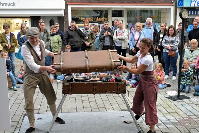 Das Duo Kira & Anders begeisterte mit Akrobatik und Straßentheater, hier auf der Bühne Steinstraße.