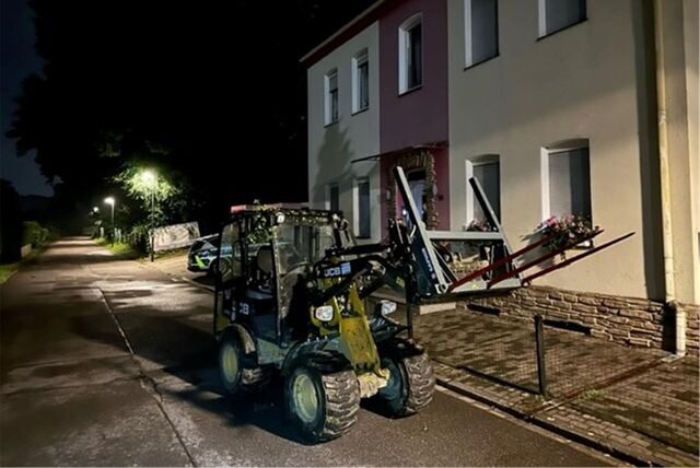 Der geklaute Radlader steht auf einer Straße.