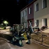 Der geklaute Radlader steht auf einer Straße.