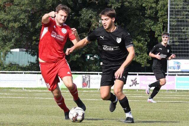 Antonio Abazi im Zweikampf mit einem Spieler des Geisecker SV.