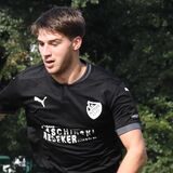Antonio Abazi im Zweikampf mit einem Spieler des Geisecker SV.