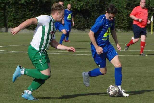 Jan Jacob (r.) und der Kamener SC setzten sich beim PSV Bork um Justin Tappe durch.