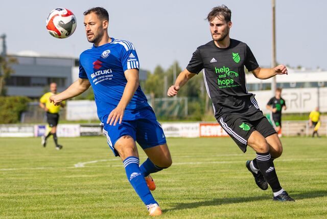 Andreas Spais (l.) gelang es nicht, Schürens Verteidiger Marlon Mönig zu überwinden. Holzwickede kassierte die erste Heimniederlage gegen Schüren.