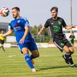 Andreas Spais (l.) gelang es nicht, Schürens Verteidiger Marlon Mönig zu überwinden. Holzwickede kassierte die erste Heimniederlage gegen Schüren.
