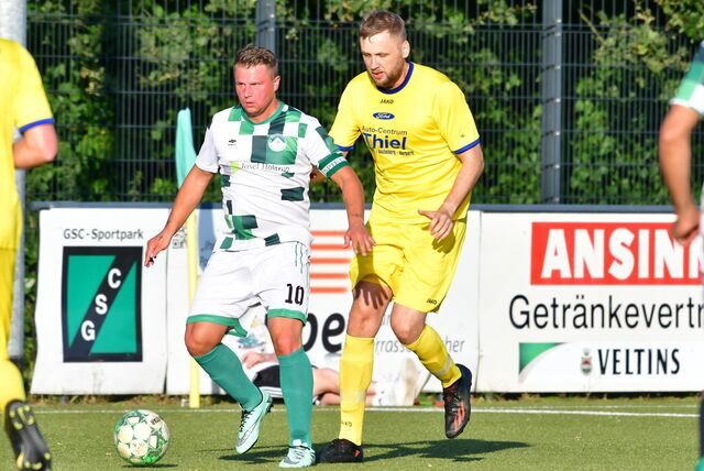 Dominik Herrmann (l.) und der SV Stockum gewinnen gegen SVE Heessen III deutlich.