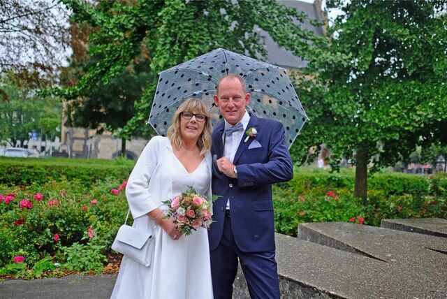 Das Brautpaar Martina van Meegen und Achim Tänzler nach seiner Trauung hinter dem Rathaus in Recklinghausen