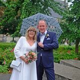 Das Brautpaar Martina van Meegen und Achim Tänzler nach seiner Trauung hinter dem Rathaus in Recklinghausen