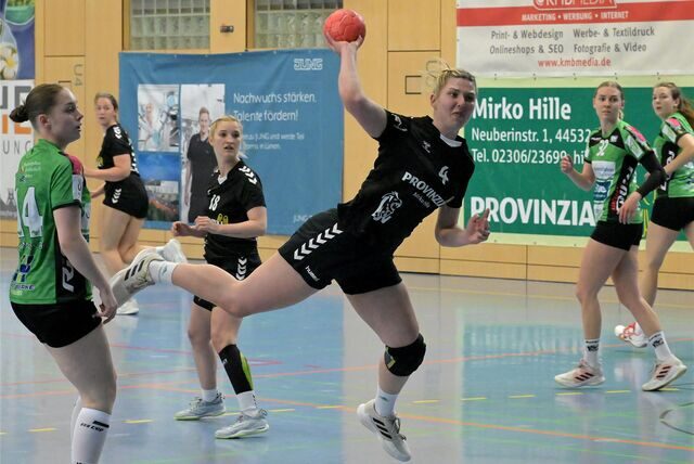 Anna Lieneke beim Sprungwurf