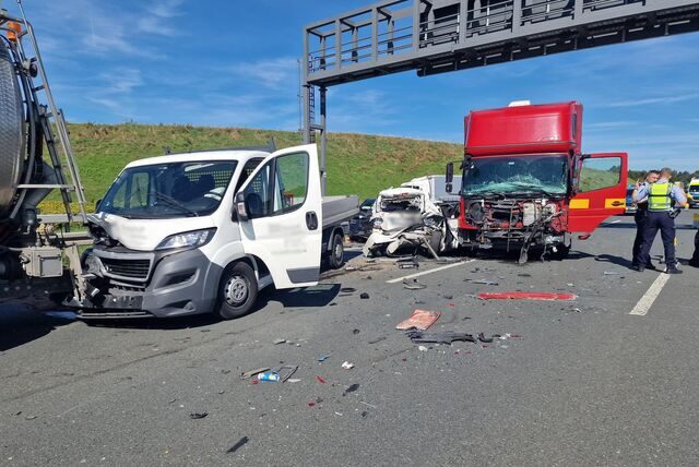Mehrere beschädigte Fahrzeuge stehen nach dem Unfall auf der Fahrbahn.