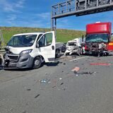 Mehrere beschädigte Fahrzeuge stehen nach dem Unfall auf der Fahrbahn.