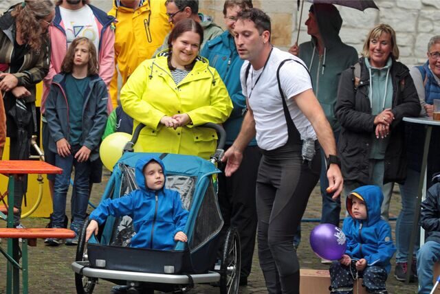 Das Straßenfestival Werne 2023 zog viele junge Familien an. Clown Agro trieb mit Eltern und Kindern seine Scherze.
