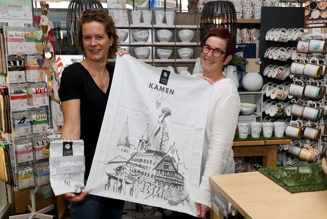 Katharina Großkraumbach (l.) und Uta Schulte von Bohde mit dem neuesten Kamen-Verkaufsschlager der heimischen Händler.
