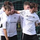 Spieler des VfB Lünen jubeln gemeinsam.