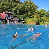 Das Freibad Elsebad. Besucher schwimmen im Sportbecken.