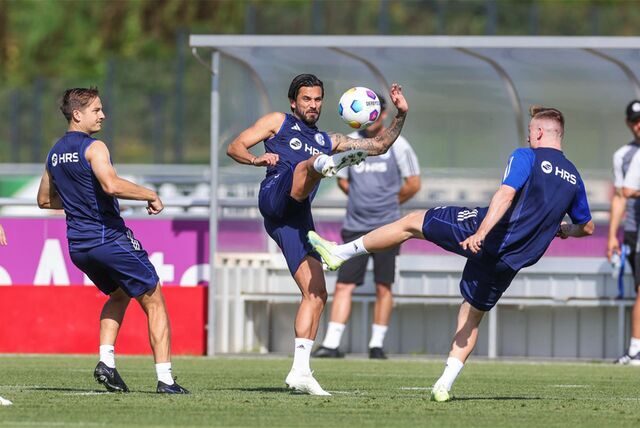 04.09.2023, Fussball, Saison 2023/2024, 2. Bundesliga, Training FC Schalke 04, v. l. Cedric Brunner (FC Schalke 04), Danny Latza (FC Schalke 04), Tobias Mohr (FC Schalke 04)



Foto: Tim Rehbein/RHR-FOTO