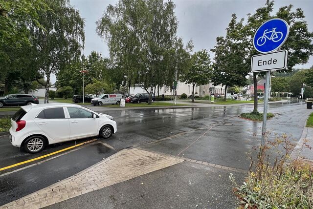 An der Ruhrstraße werden Nutzer des Ruhrtalradweges neuerdings über eine Rampe vom kombinierten Geh- und Radweg auf die Fahrbahn geleitet.