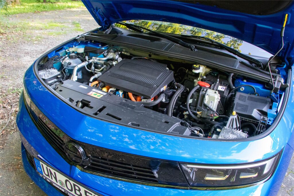 Unter der Fronthaube des Astra Electric sieht es ähnlich aus, wie beim Verbrenner. Die elektrische Einheit wirkt auf den ersten Blick, wie ein Vierzylinder.