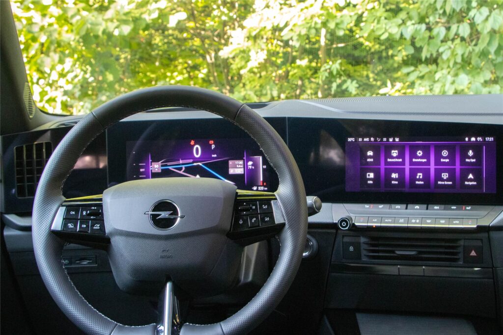 Das Cockpit des Astra Electric verfügt über zwei große Displays, aber auch über haptische Direkttasten für Klimaanlage und Belüftung. Ein klarer Pluspunkt für den Opel.