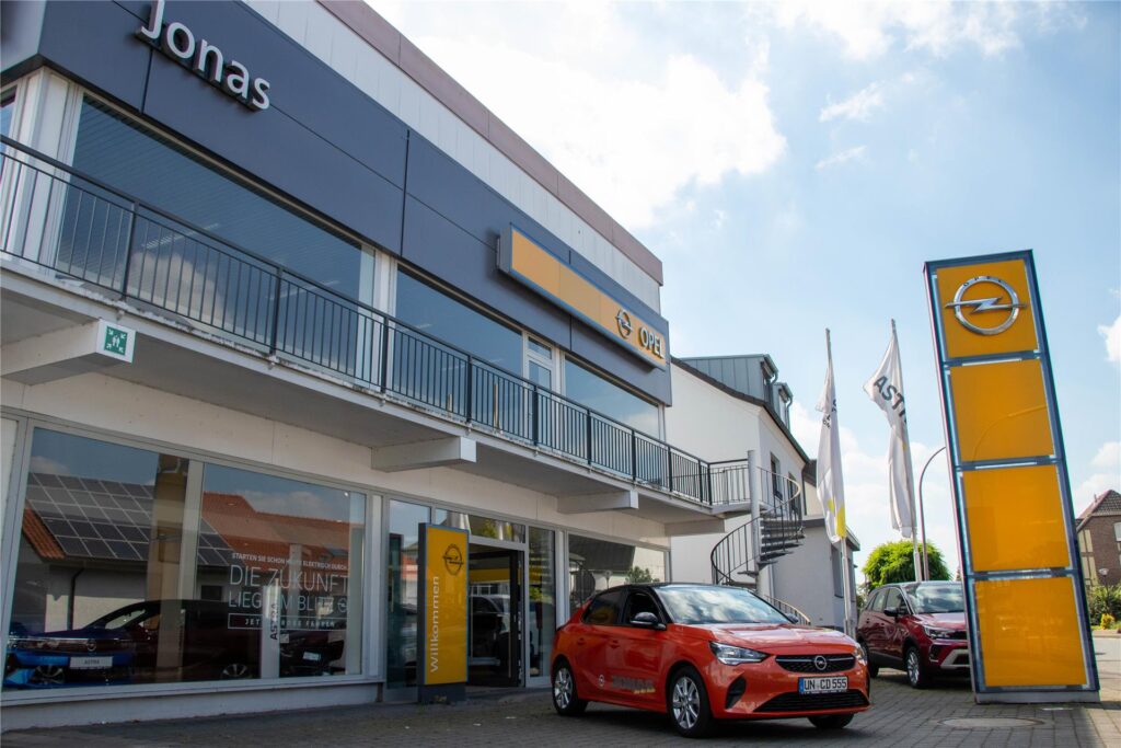 Das Autohaus Jonas in Unna an der Massener Straße 44 - 46. Dort laden viele aktutelle Opel-Modelle zur Probefahrt ein.