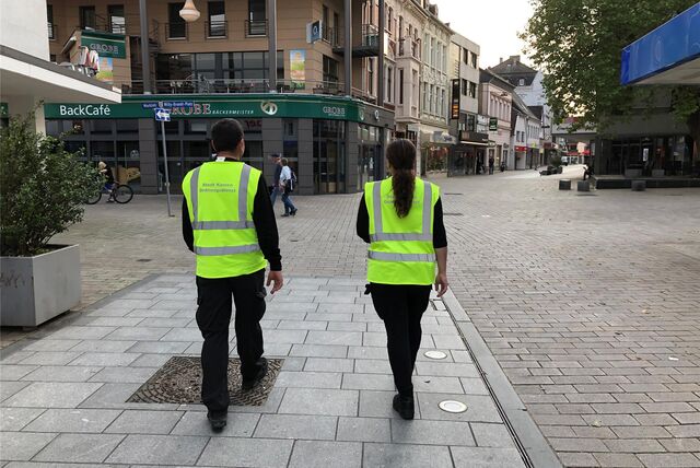 Eine Streife eines privaten Sicherheitsdiensts im Auftrag der Stadt Kamen in der Weststraße in Kamen (Archiv). Die Kräfte wurden nun durch den Kommunalen Ordnungsdienst abgelöst.