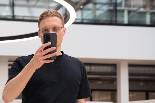Die Diebe kommen per Messenger-Dienst: Das Smartphone kann ein Einfallstor für Trickbetrüger sein, warnen Sparkasse und Verbraucherschützer (Symbolbild).
